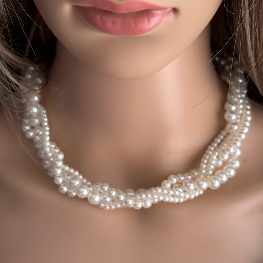Elegant White Pearl Necklace